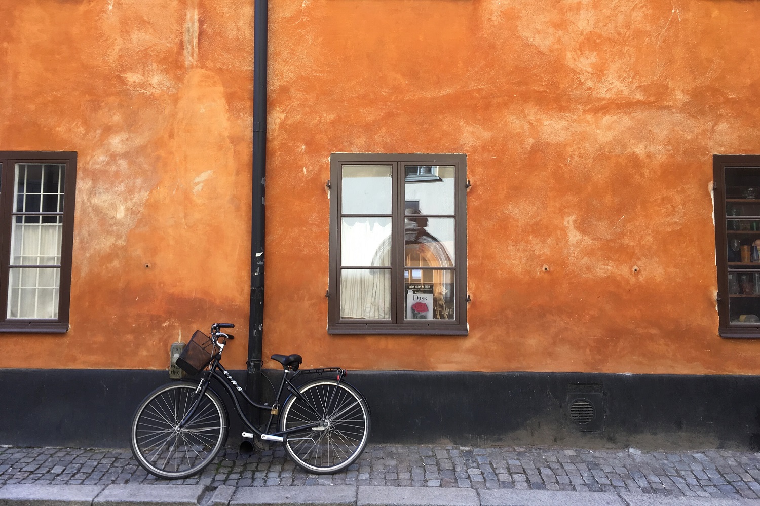 Spotting bicycles and beautiful walls in Gamla Stan Stockholm