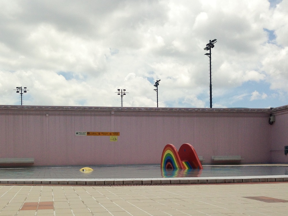 Small rainbow slide at Tai Wan Shan Outdoor Swimming Pool, Whampoa Garden, Hong Kong