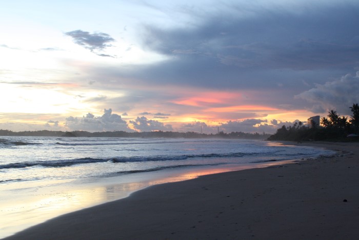 Weligama beach at sunset - Family-friendly surfing in Sri Lanka